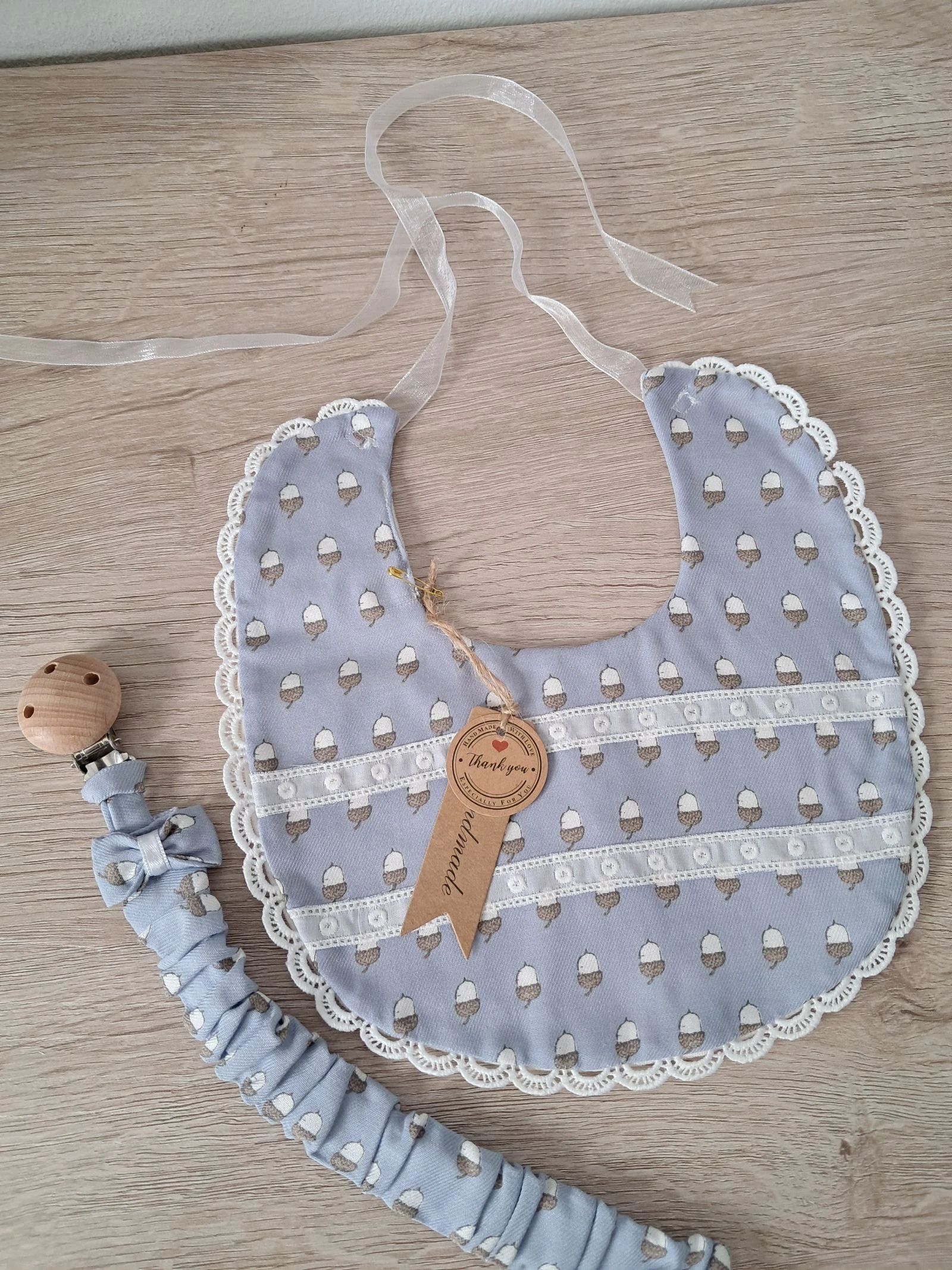 Conjunto de babero y chupetero 